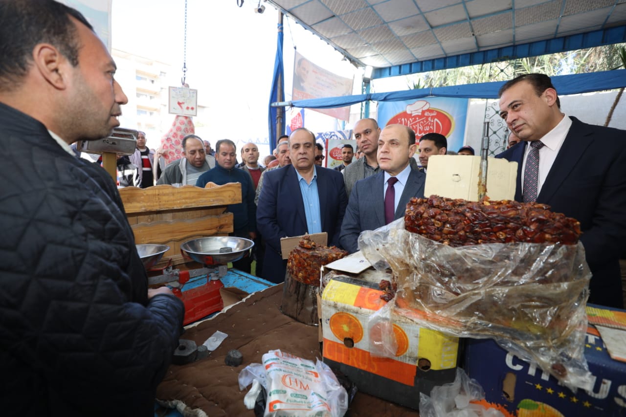 جانب من جولة المحافظ بالمعرض