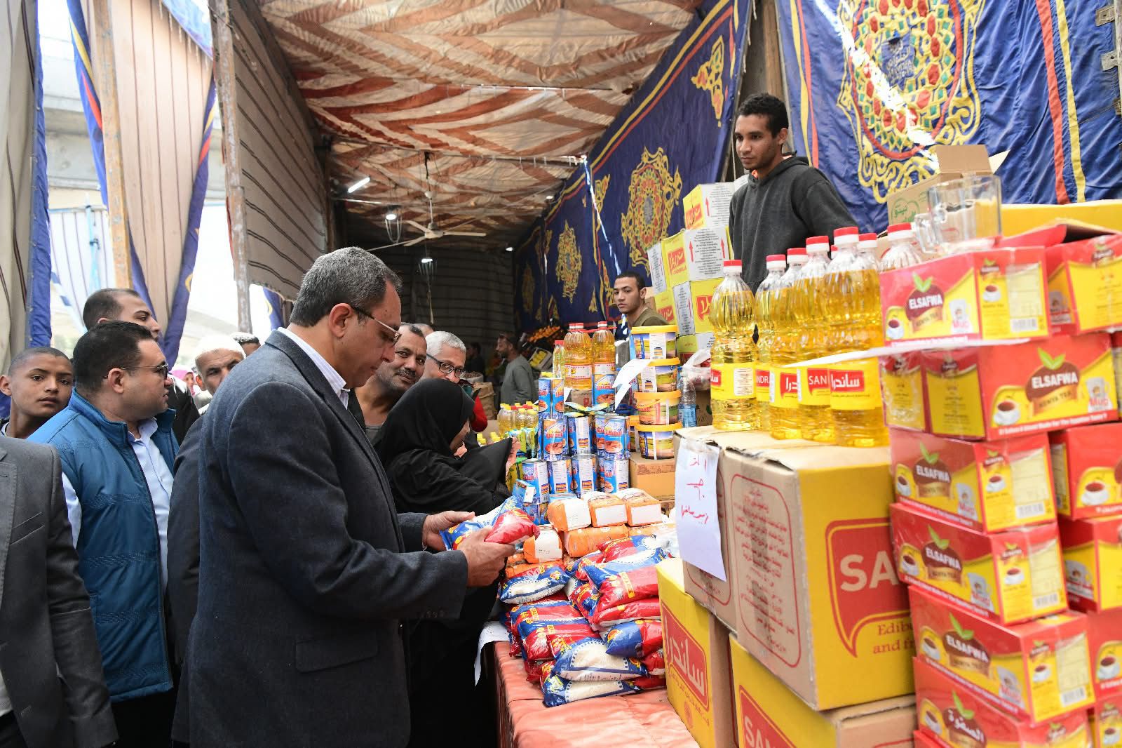 سوق اليوم الواحد فى قنا