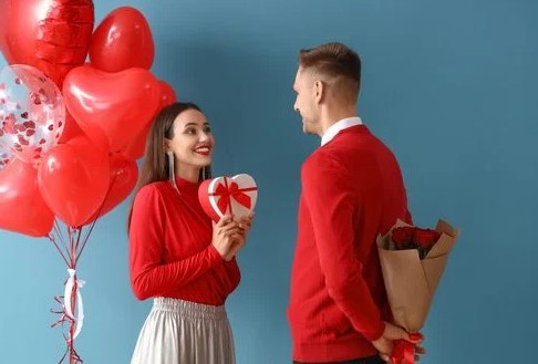 تقديم هدية فى عيد الحب تقديم هدية فى عيد الحب