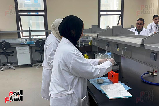 جانب من خطوات التجارب داخل المعمل جانب من خطوات التجارب داخل المعمل