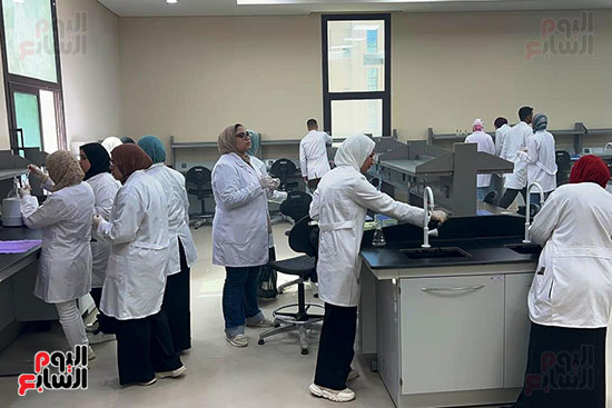 تدريب الطلاب علي تصنيع الدواء داخل معامل كلية الصيدلة تدريب الطلاب علي تصنيع الدواء داخل معامل كلية الصيدلة