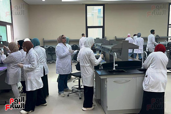 احد معامل كلية الصيدلة بجامعة المنصورة الجديدة احد معامل كلية الصيدلة بجامعة المنصورة الجديدة