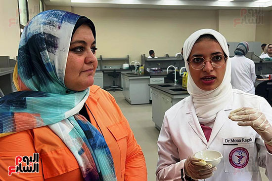 أثناء شرح الطالبة لتجربتها أثناء شرح الطالبة لتجربتها