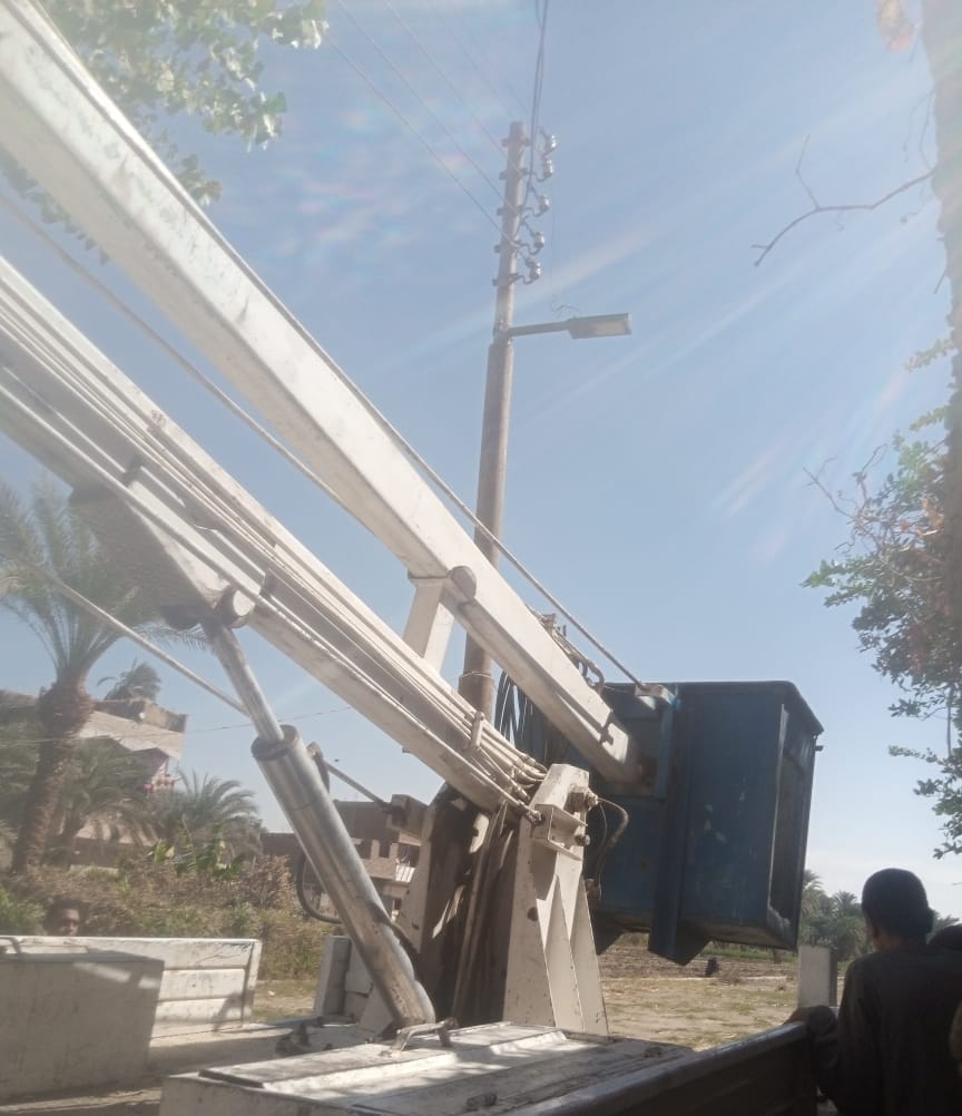 تركيب 185 كشاف إنارة استجابة لأهالي قرية الصعايدة بمدينة الزينية