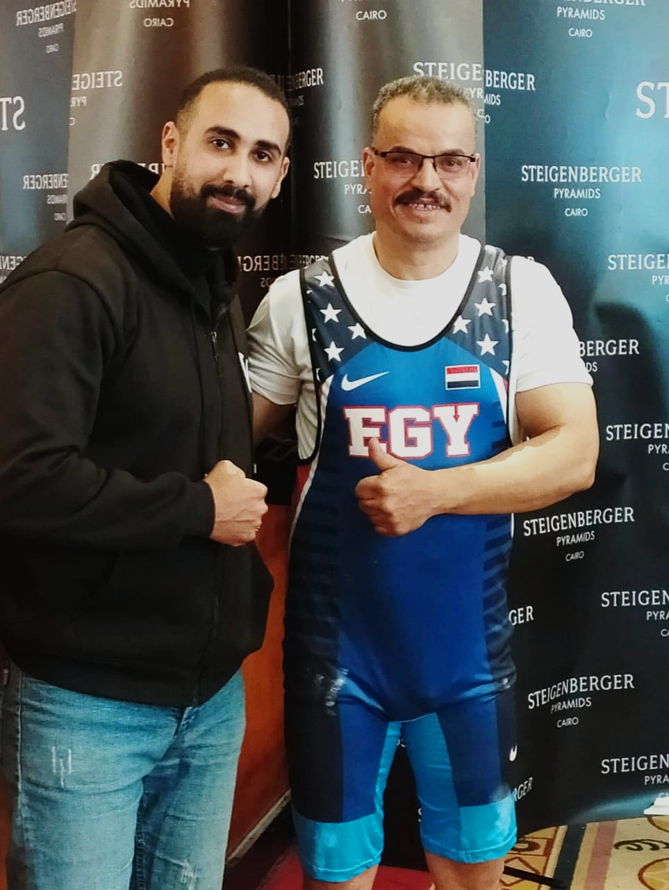 مع مدربه مع مدربه