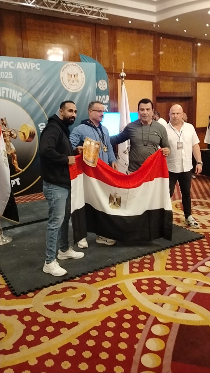 مع الحكم ومدير الاتحاد المصرى مع الحكم ومدير الاتحاد المصرى