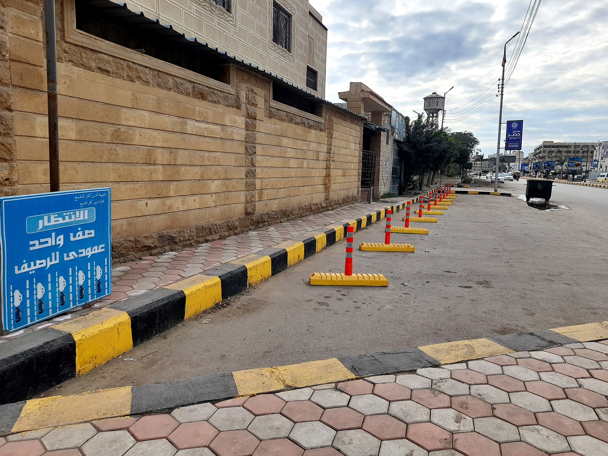 جانب من تجهيز الساحات لإنتظار السيارات جانب من تجهيز الساحات لإنتظار السيارات