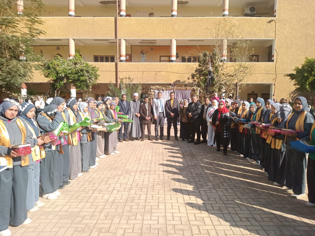 صورة تذكارية من الطالبات 