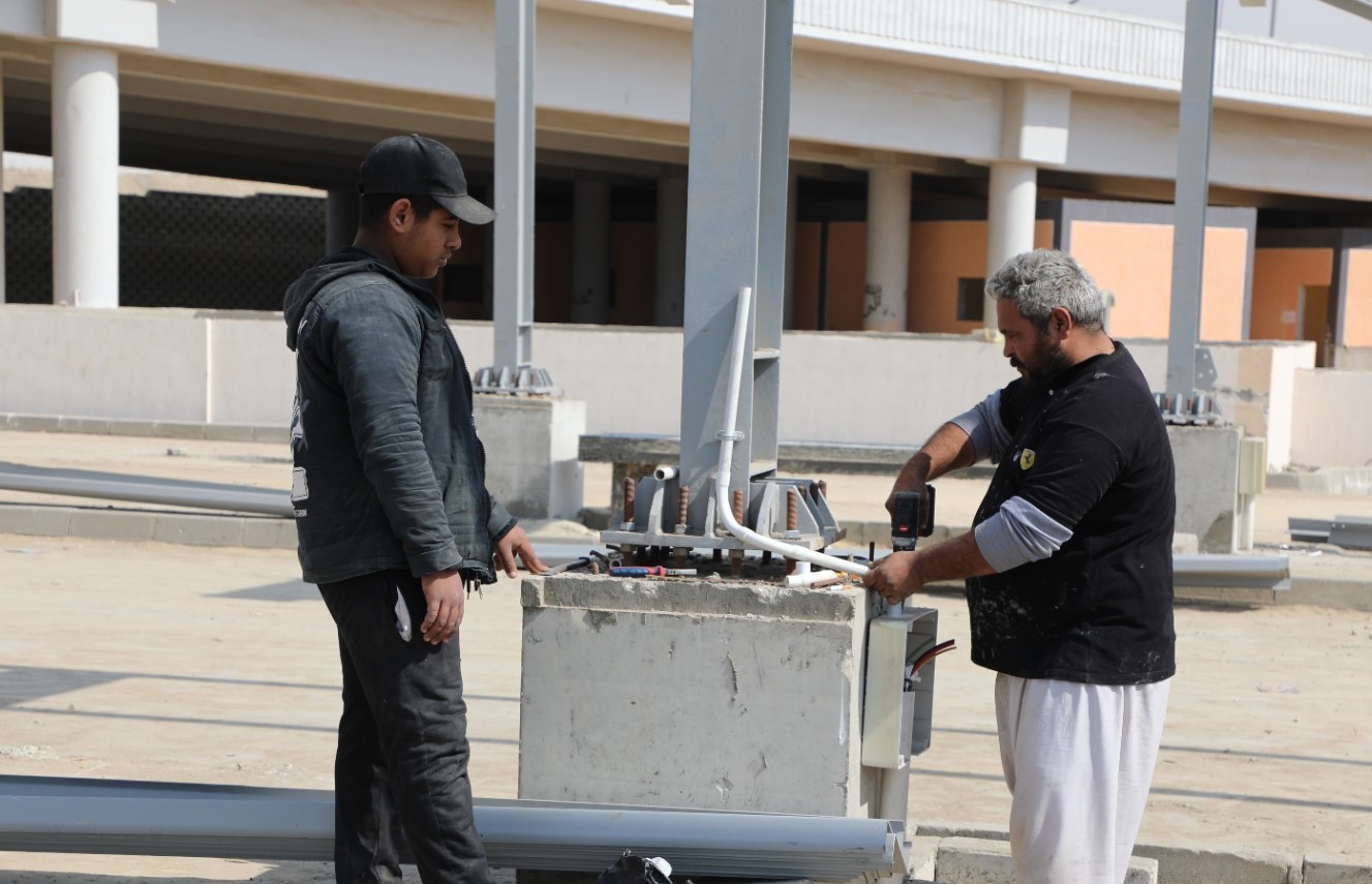 العمال يواصلون العمل العمال يواصلون العمل