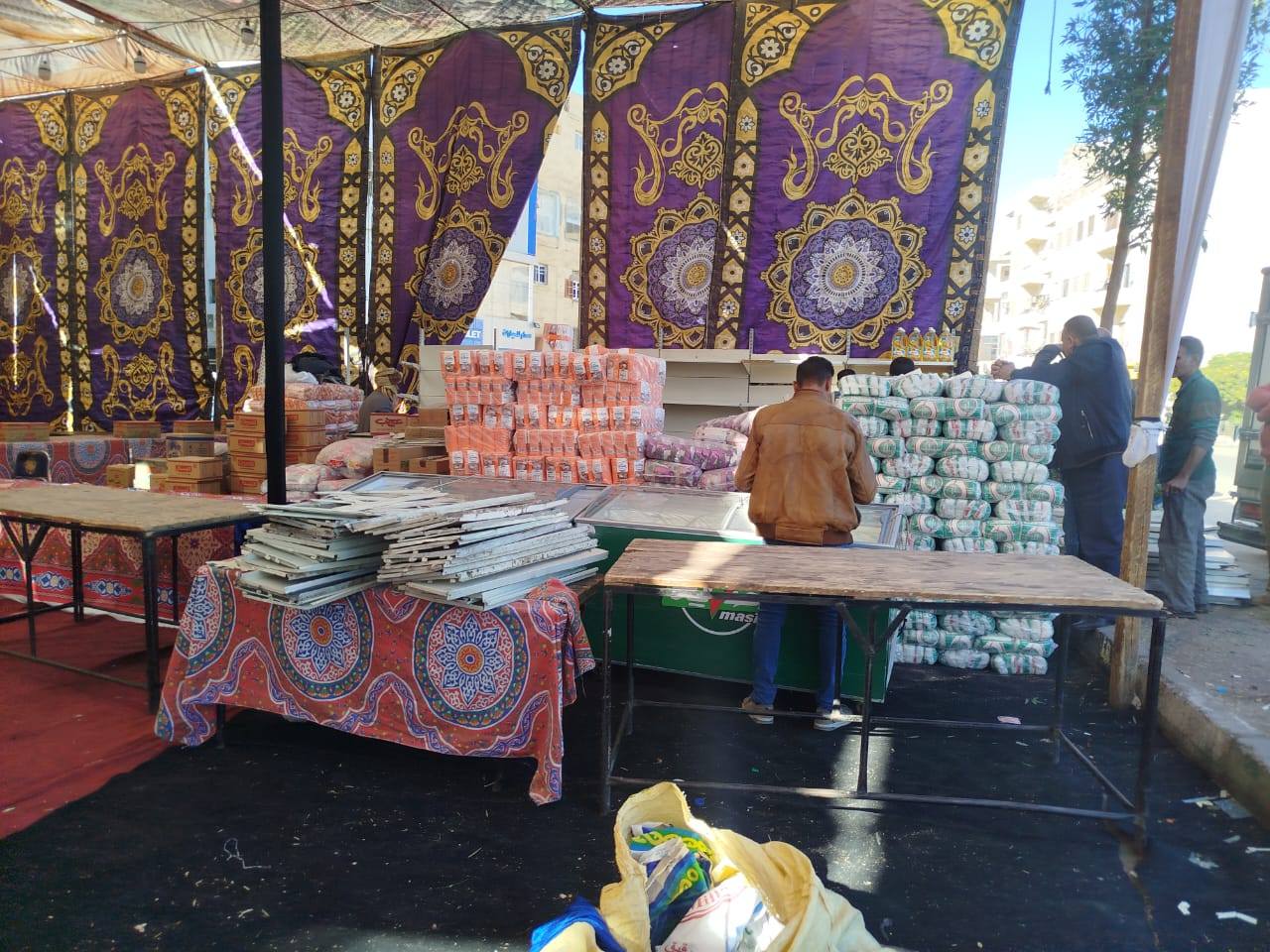 جانب من الإستعدادات النهائية لإقامة معارض أهلاً رمضان فى الأقصر