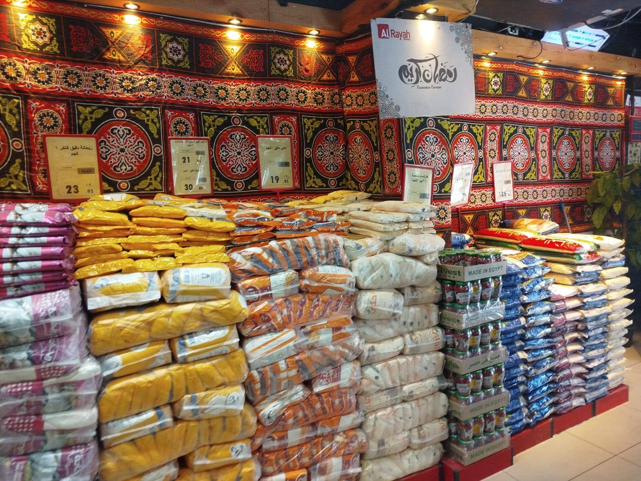 توفير سلع بأسعار مخفضة فى معارض أهلا رمضان (1)