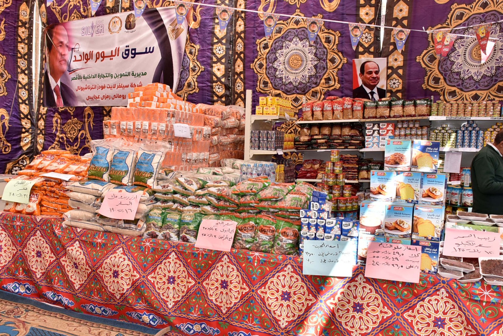 أعمال فتح أول معارض أهلاً رمضان لتوفير السلع بأسعار مخفضة للمواطنين