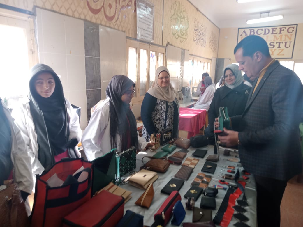 تفقد منتجات الطلاب 