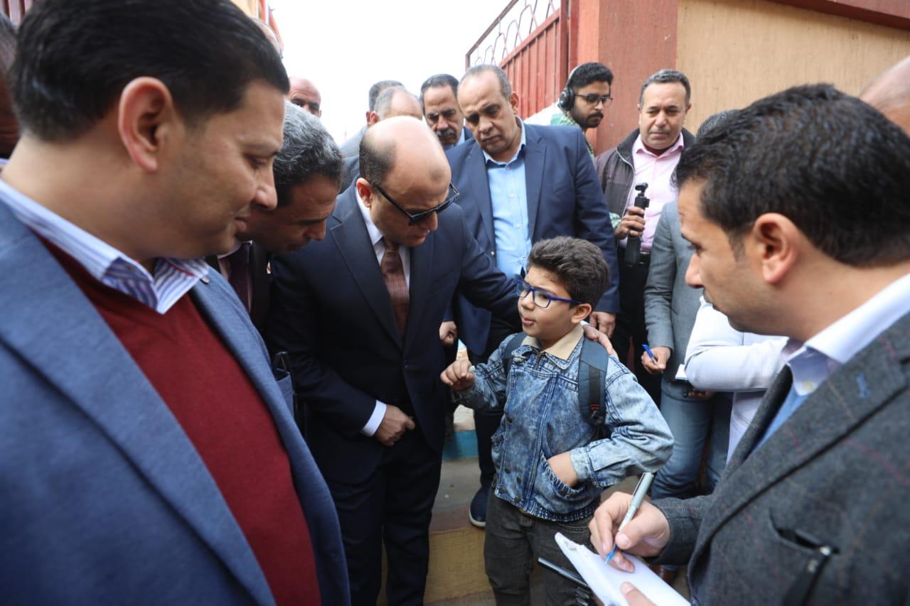 يستمع حاكم Kafr El -Sheikh إلى شكوى الطالب يستمع حاكم Kafr El -Sheikh إلى شكوى الطالب