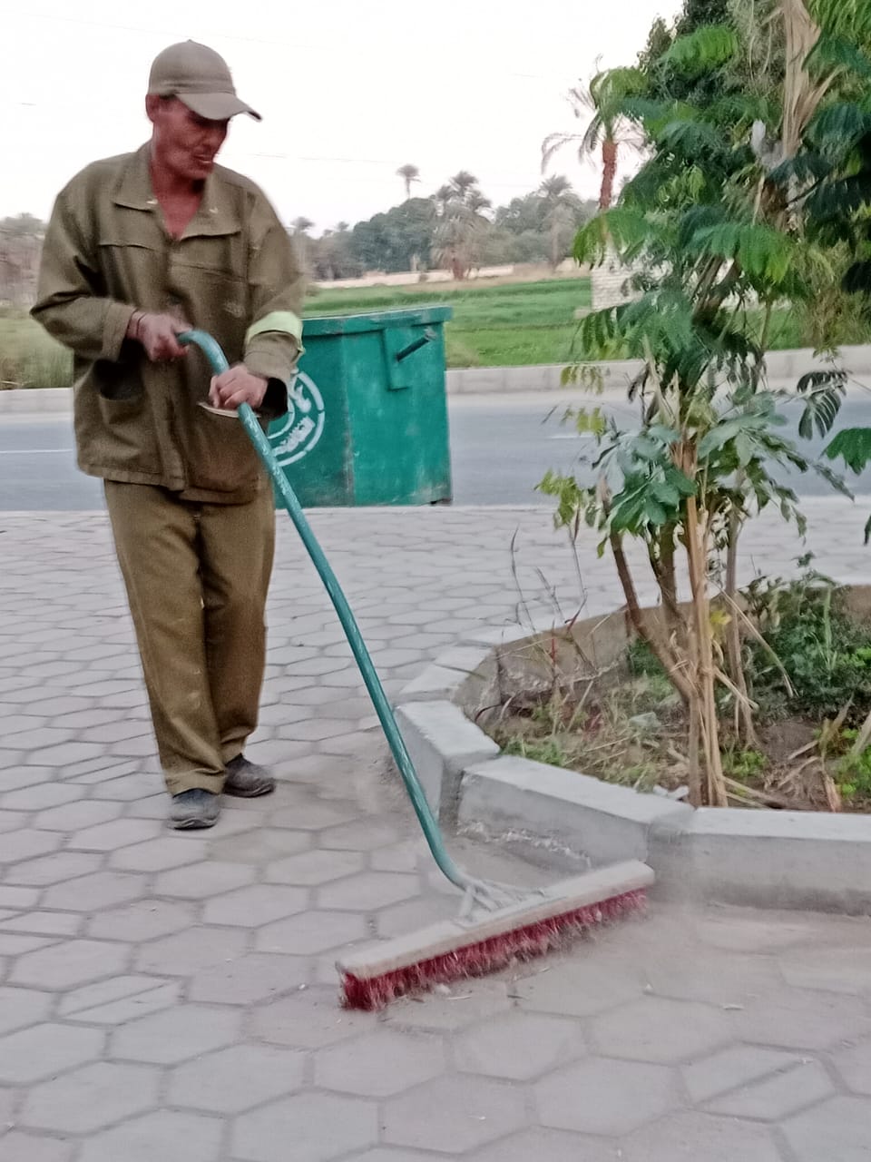 أعمال النظافة اليومية ورفع 8 طن مخلفات وتراكمات بشوارع المدينة