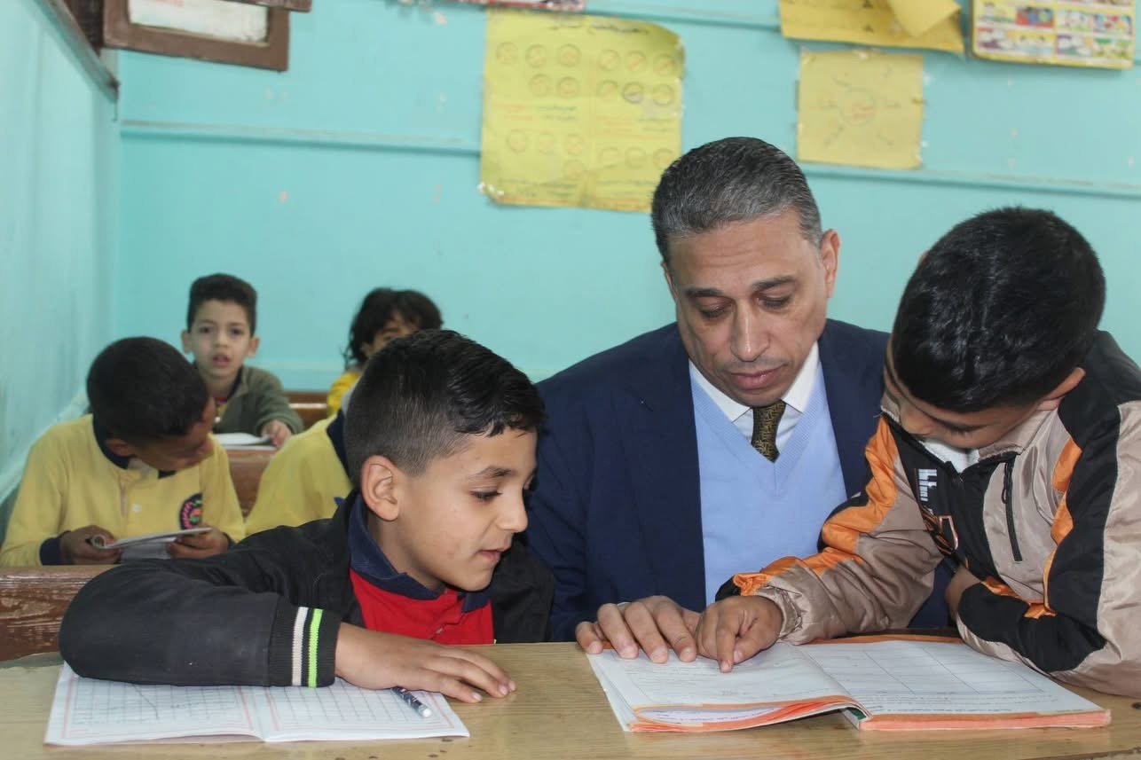 وكيل وزارة التعليم بالجيزة يتابع مستوى الطلاب في مهارات القراءة والكتابة