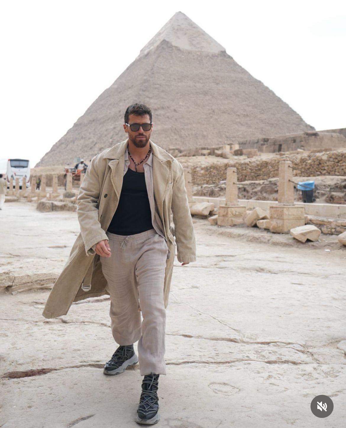 جان يامان أمام الأهرامات جان يامان أمام الأهرامات