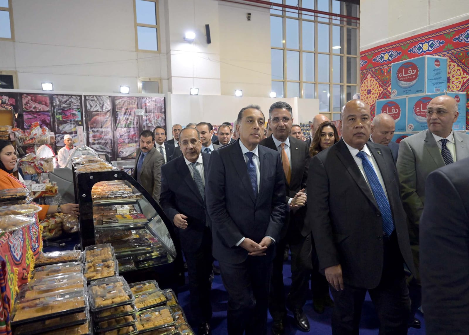 رئيس الوزراء يتفقد المعرض