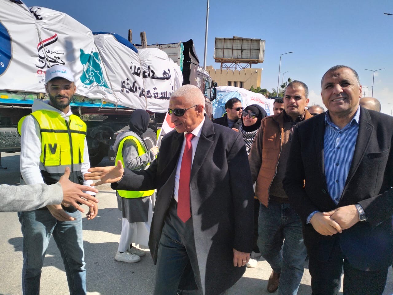 محافظ شمال سيناء يشهد اصطفاف شاحنات المساعدات محافظ شمال سيناء يشهد اصطفاف شاحنات المساعدات
