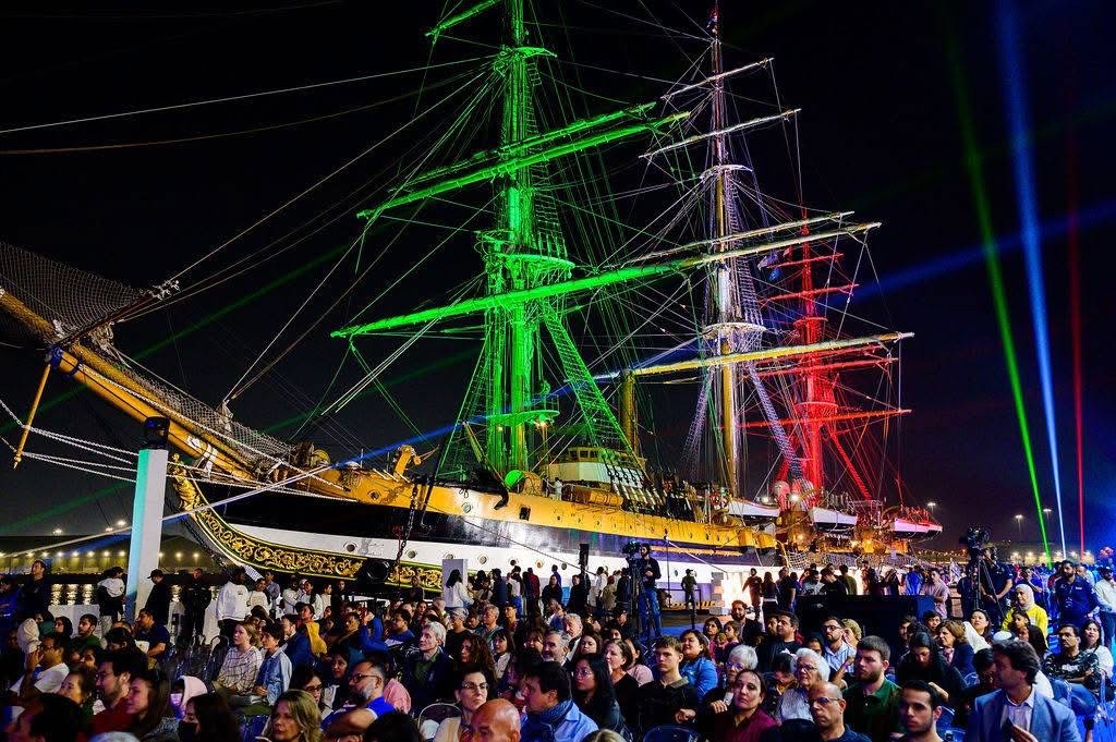 زيارات الجمهور للسفينة الايطالية