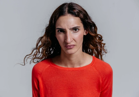 غير راضية