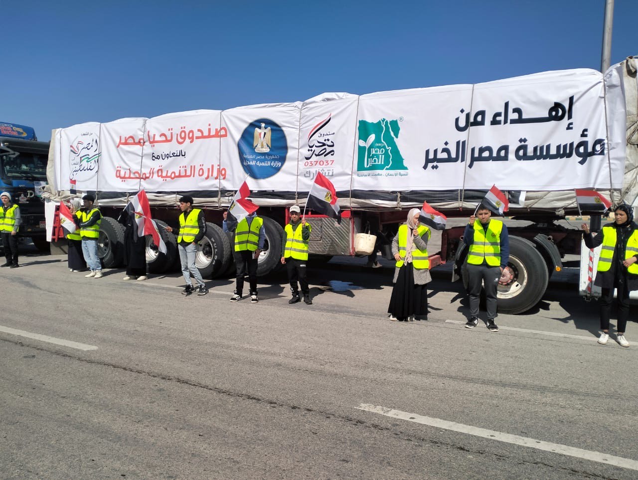 اصطفاف شاحنات المساعدات اصطفاف شاحنات المساعدات