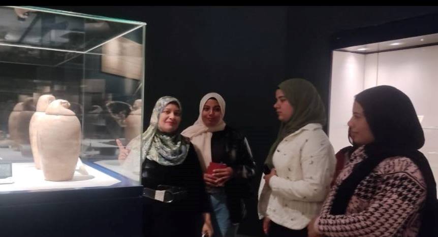 جانب من شرح مراحل التحنيط عبر العصور للطلبة خلال زياراتهم