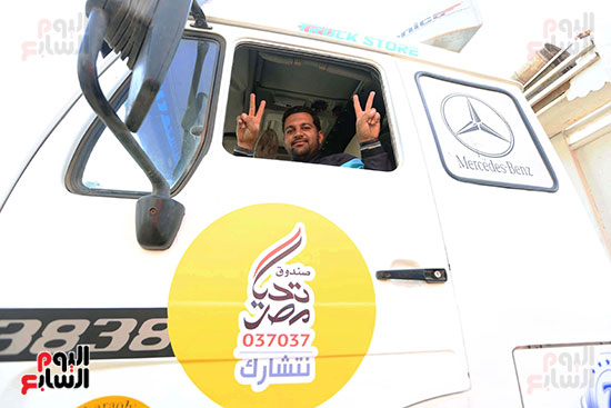 الشاحنات تصطف بالعاصمة الإدارية لإطلاق قافلة صندوق تحيا مصر لدعم غزة (1)