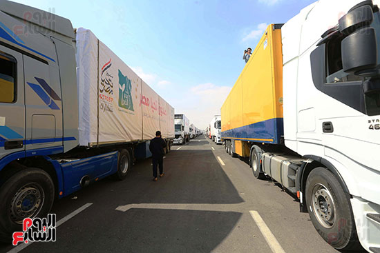 الشاحنات تصطف بالعاصمة الإدارية لإطلاق قافلة صندوق تحيا مصر لدعم غزة (3)