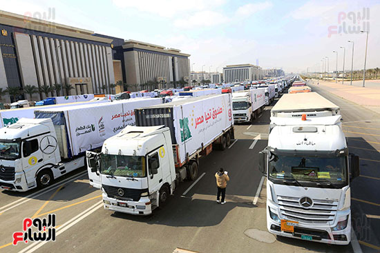 الشاحنات تصطف بالعاصمة الإدارية لإطلاق قافلة صندوق تحيا مصر لدعم غزة (5)
