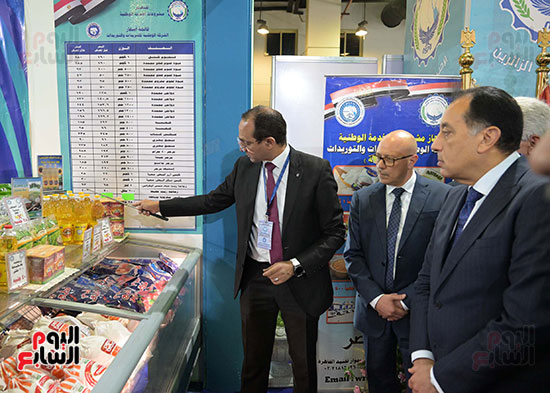 مدبولى يتفقد السلع داخل المعرض