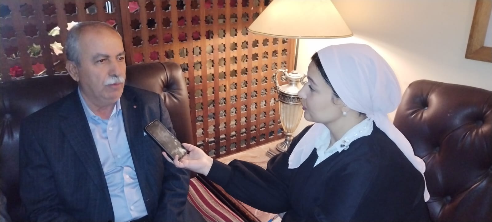 نائب رئيس الاتحاد العام لنقابات عمال لبنان مع الزميلة أية دعبس نائب رئيس الاتحاد العام لنقابات عمال لبنان مع الزميلة أية دعبس