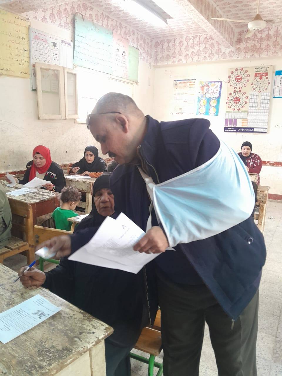 سيده تؤدى الإمتحان