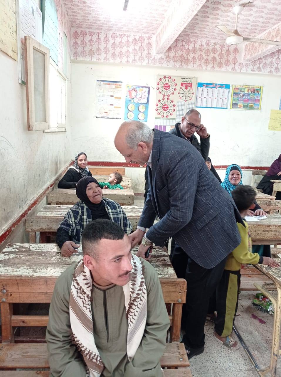 رئيس هيئة محو الامية بسوهاج يتابع الإمتحانات