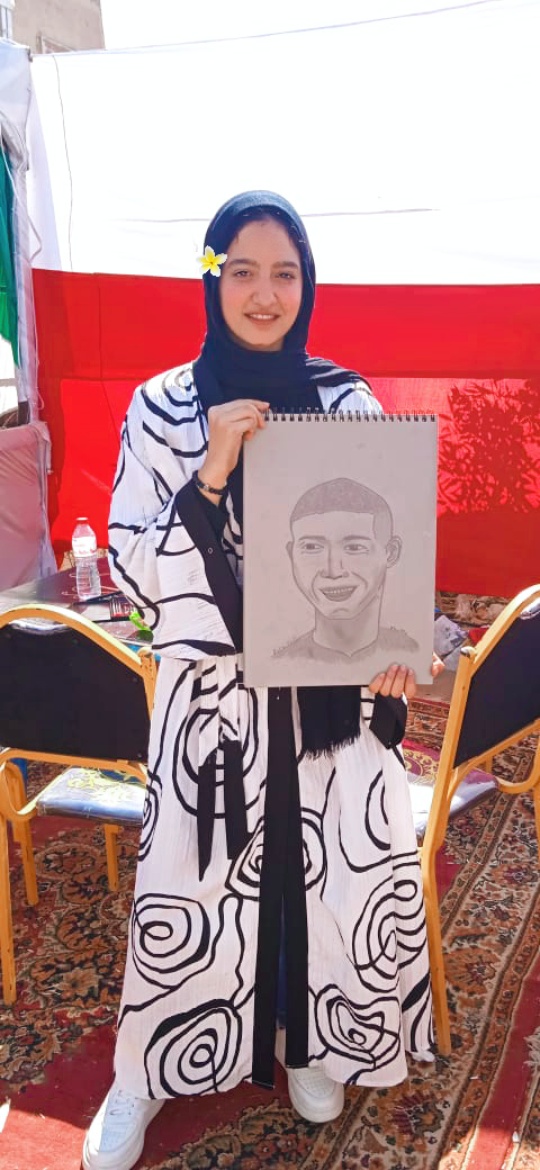 فرحة غاتم عقب رسمها لوحه فرحة غاتم عقب رسمها لوحه