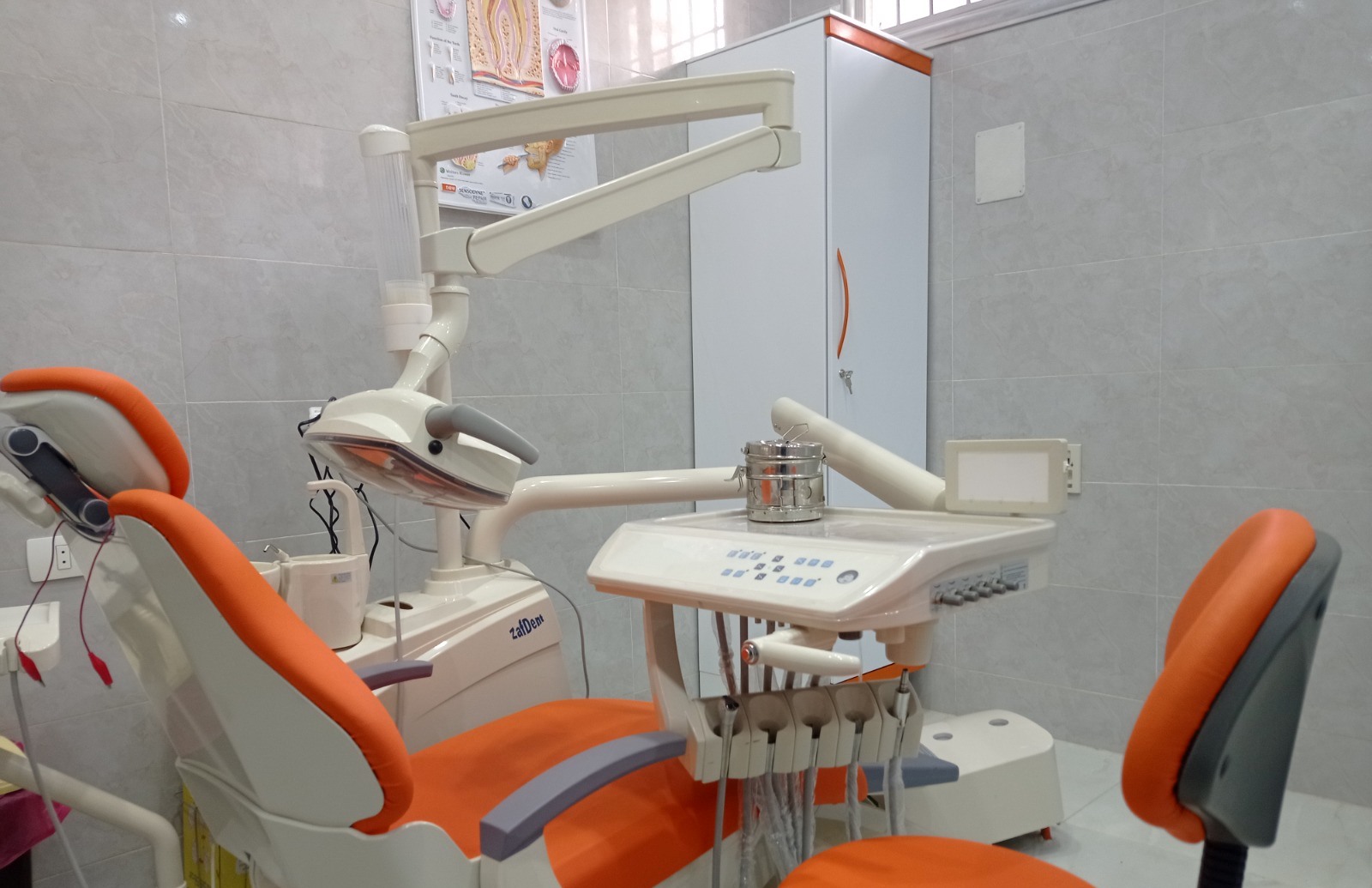 جانب من التجهيزات الطبية بالمعمل