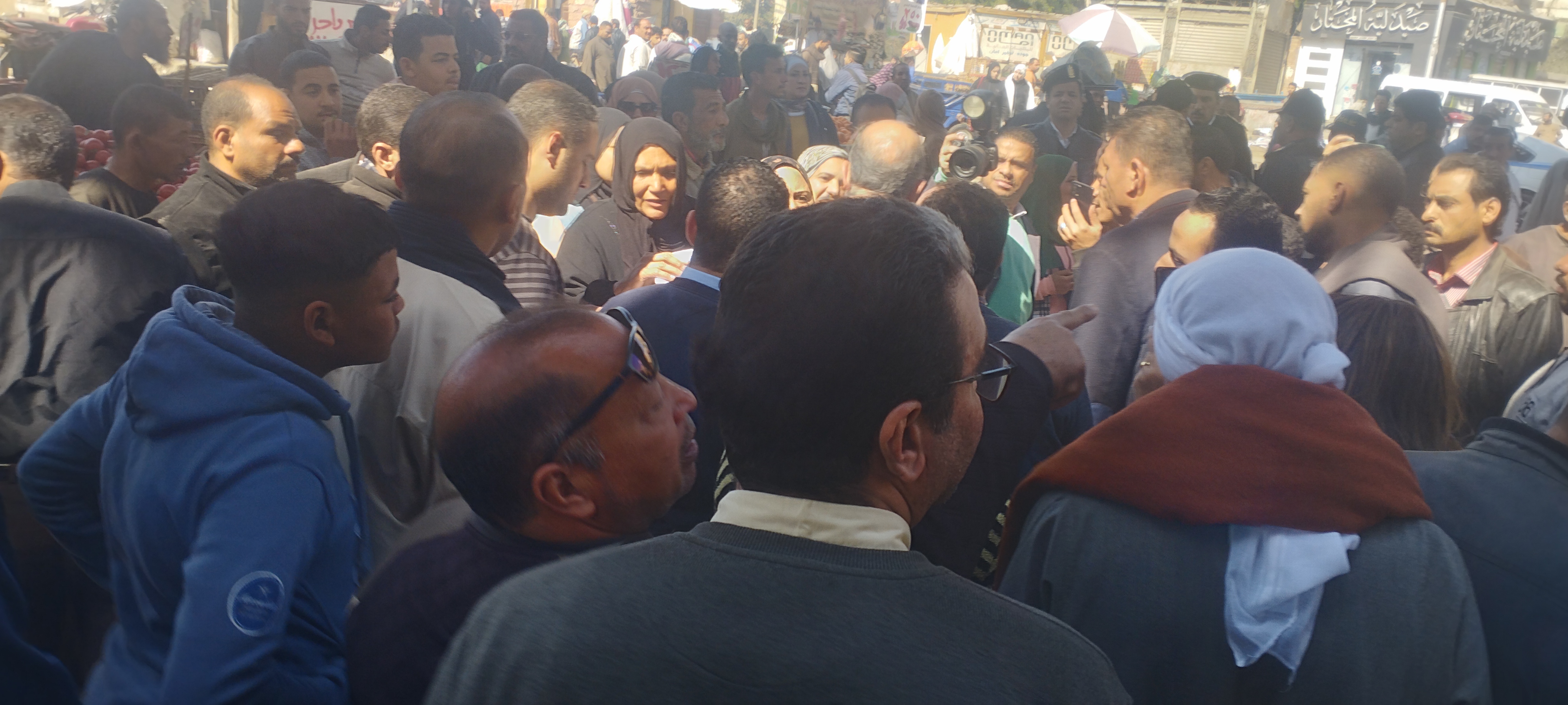 الأهالى فى السوق بحضور المحافظ (1)