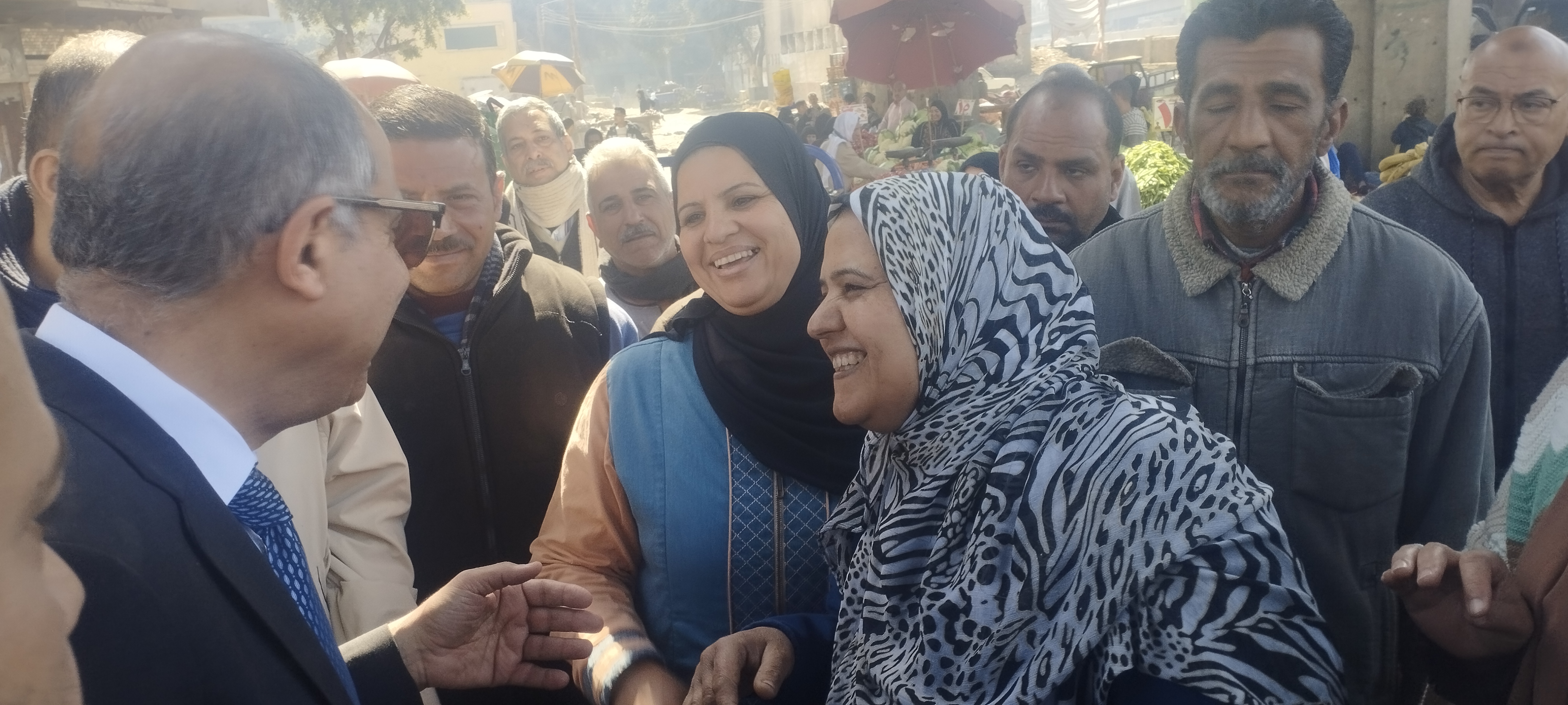 الأهالى فى السوق بحضور المحافظ (4)