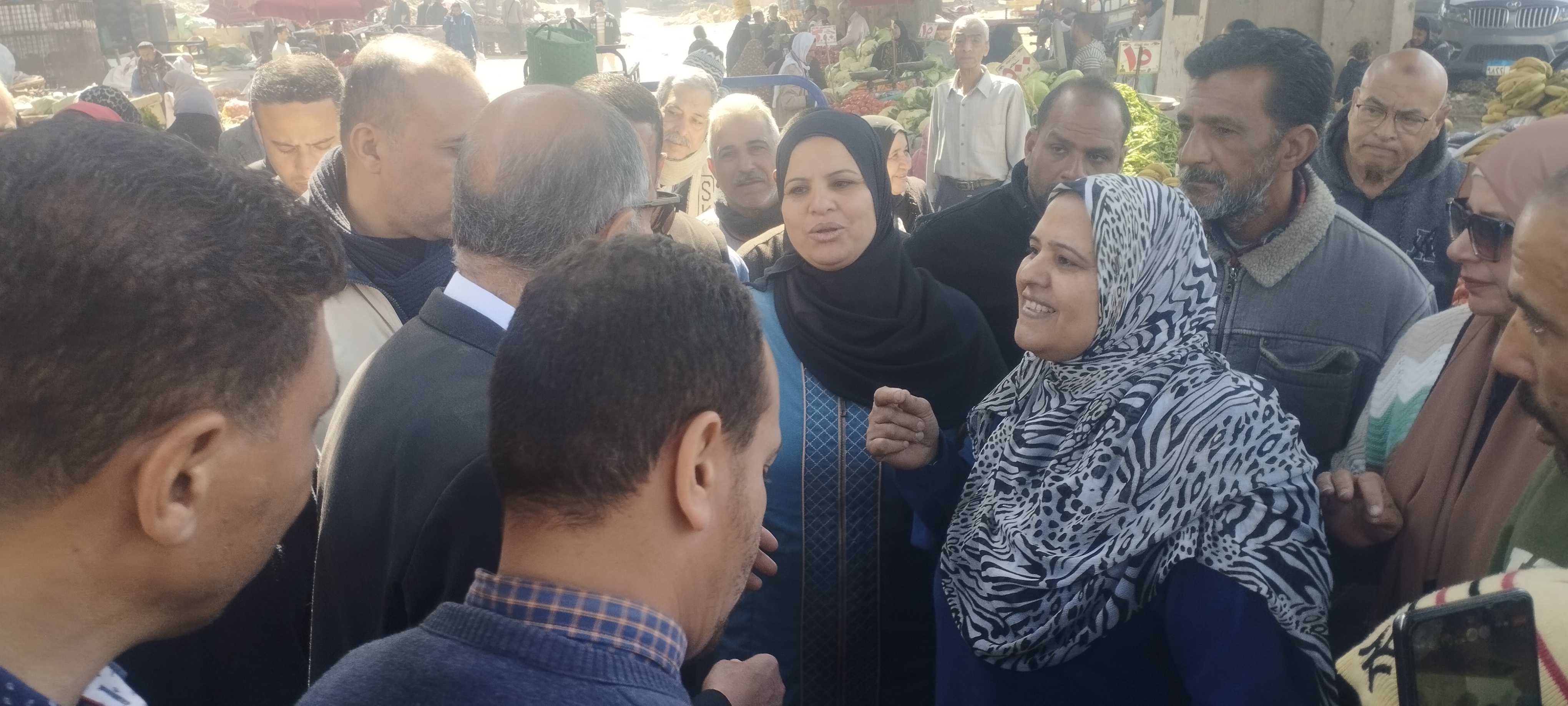 الأهالى فى السوق بحضور المحافظ (3)