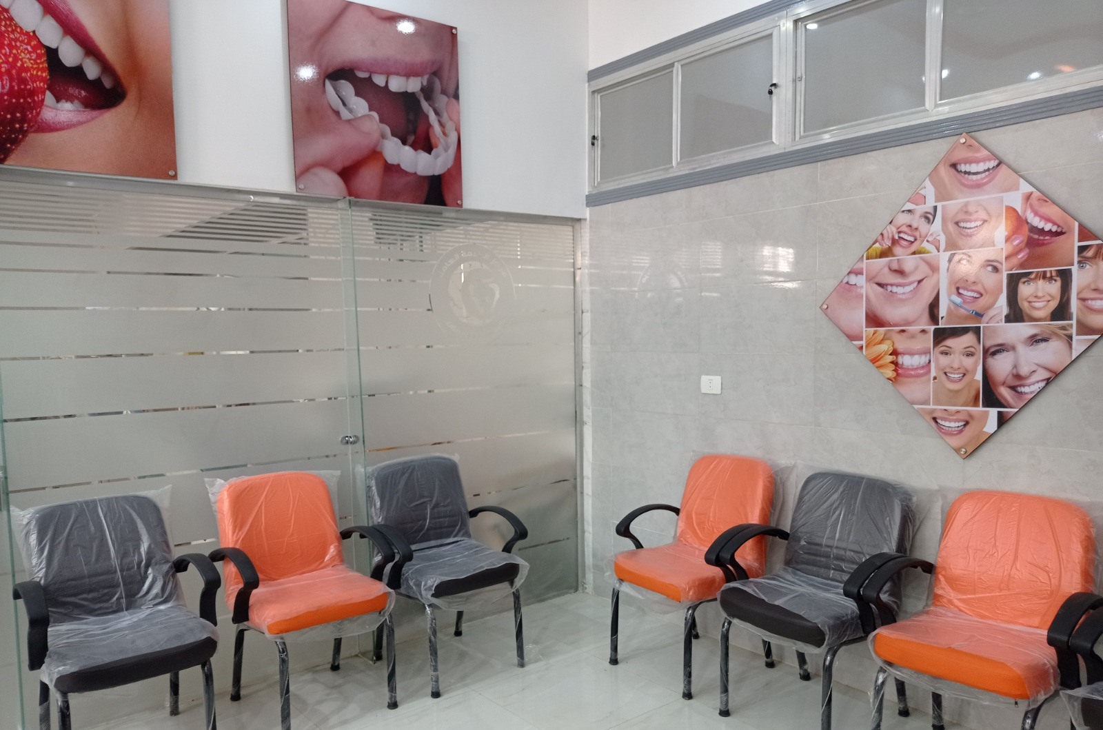 مقاعد انتظار بالمعمل المركزي للأسنان