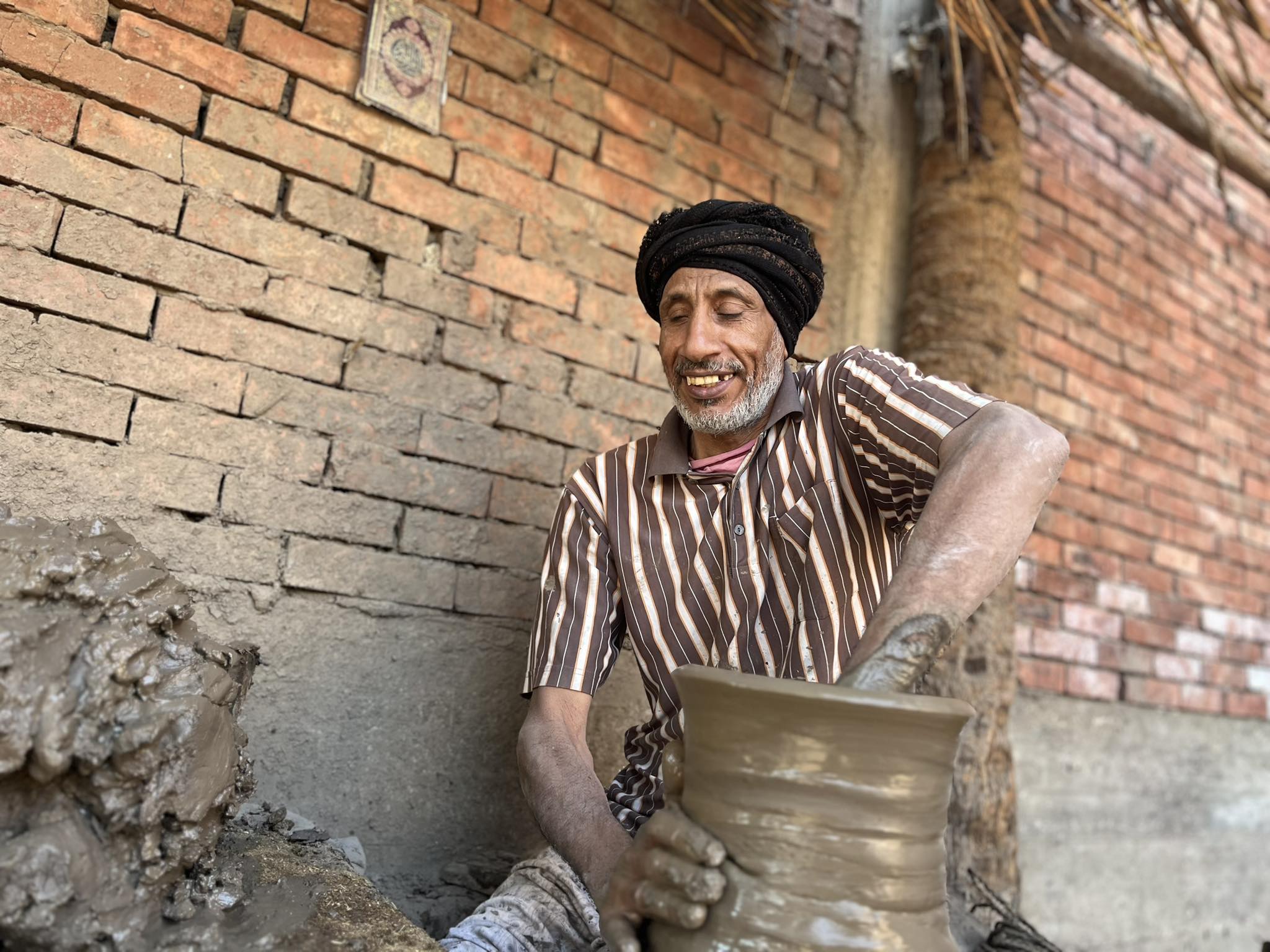 حربى مدرس كفيف يبدع في صناعة الفخار بقنا (4)