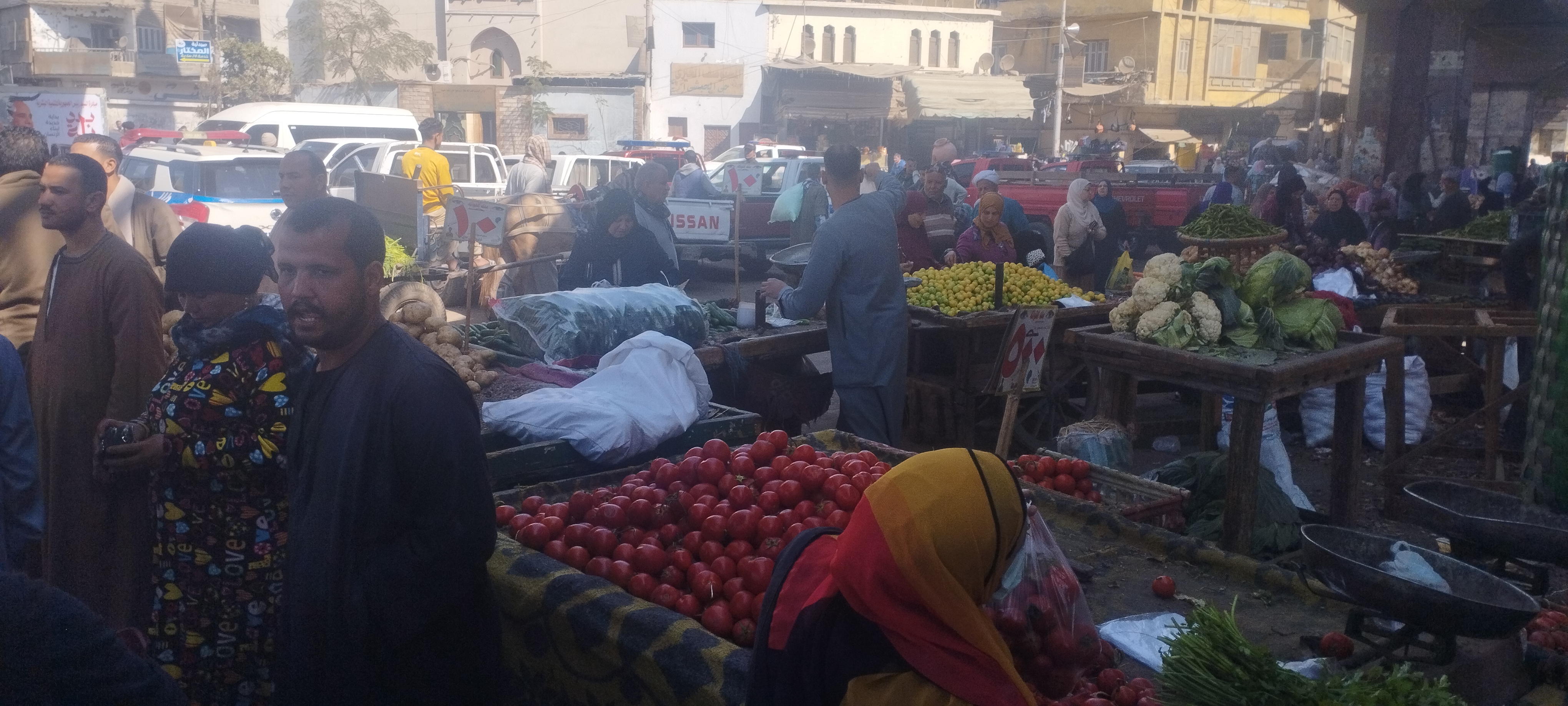 الناس في السوق بحضور الحاكم (2)