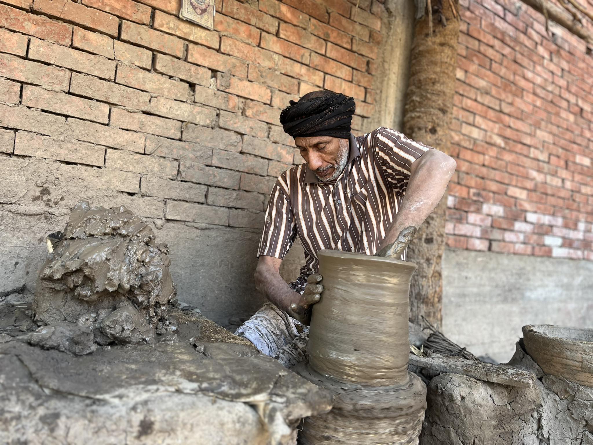 حربى مدرس كفيف يبدع في صناعة الفخار بقنا (1)