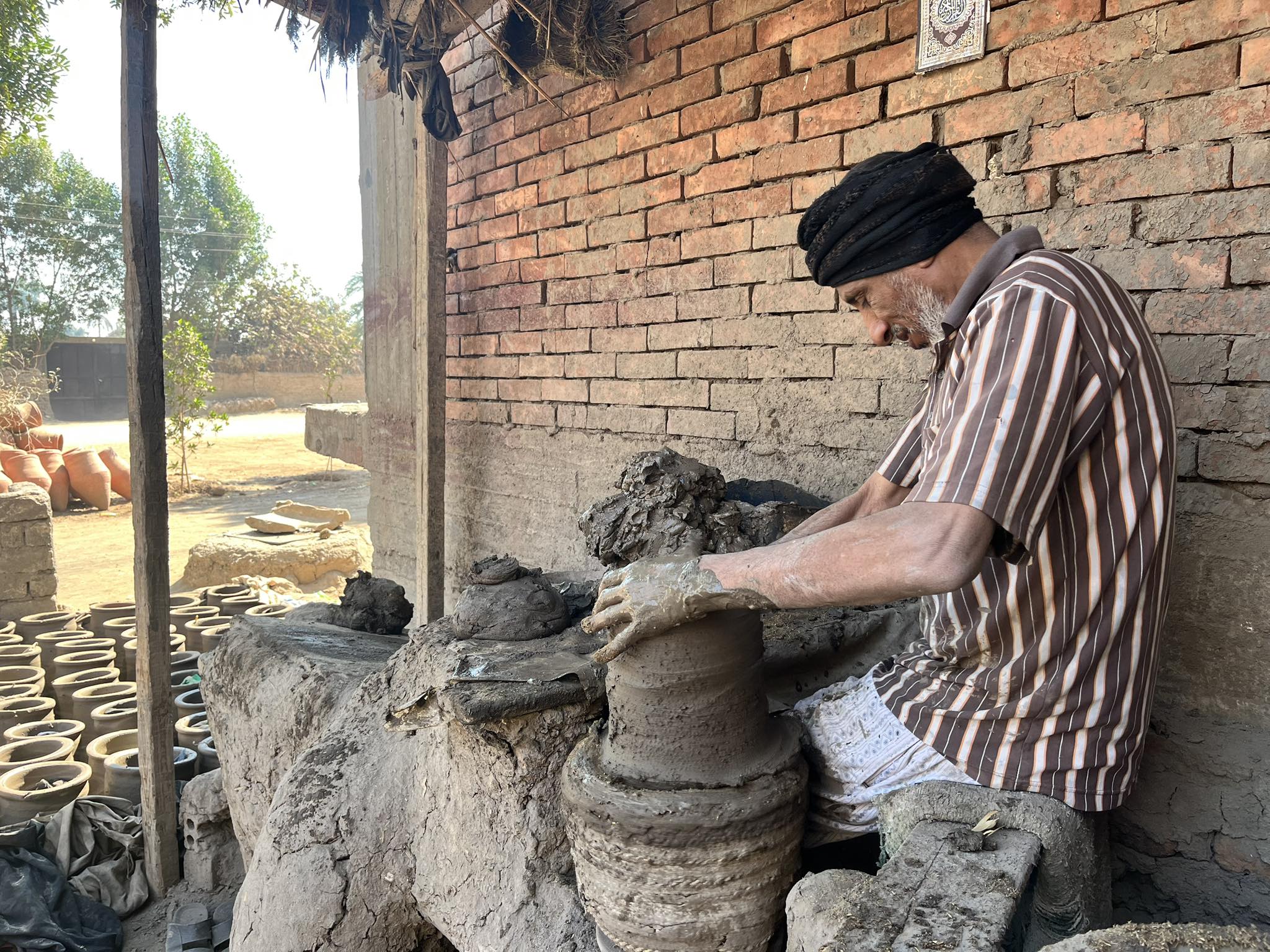 حربى مدرس كفيف يبدع في صناعة الفخار بقنا (3)