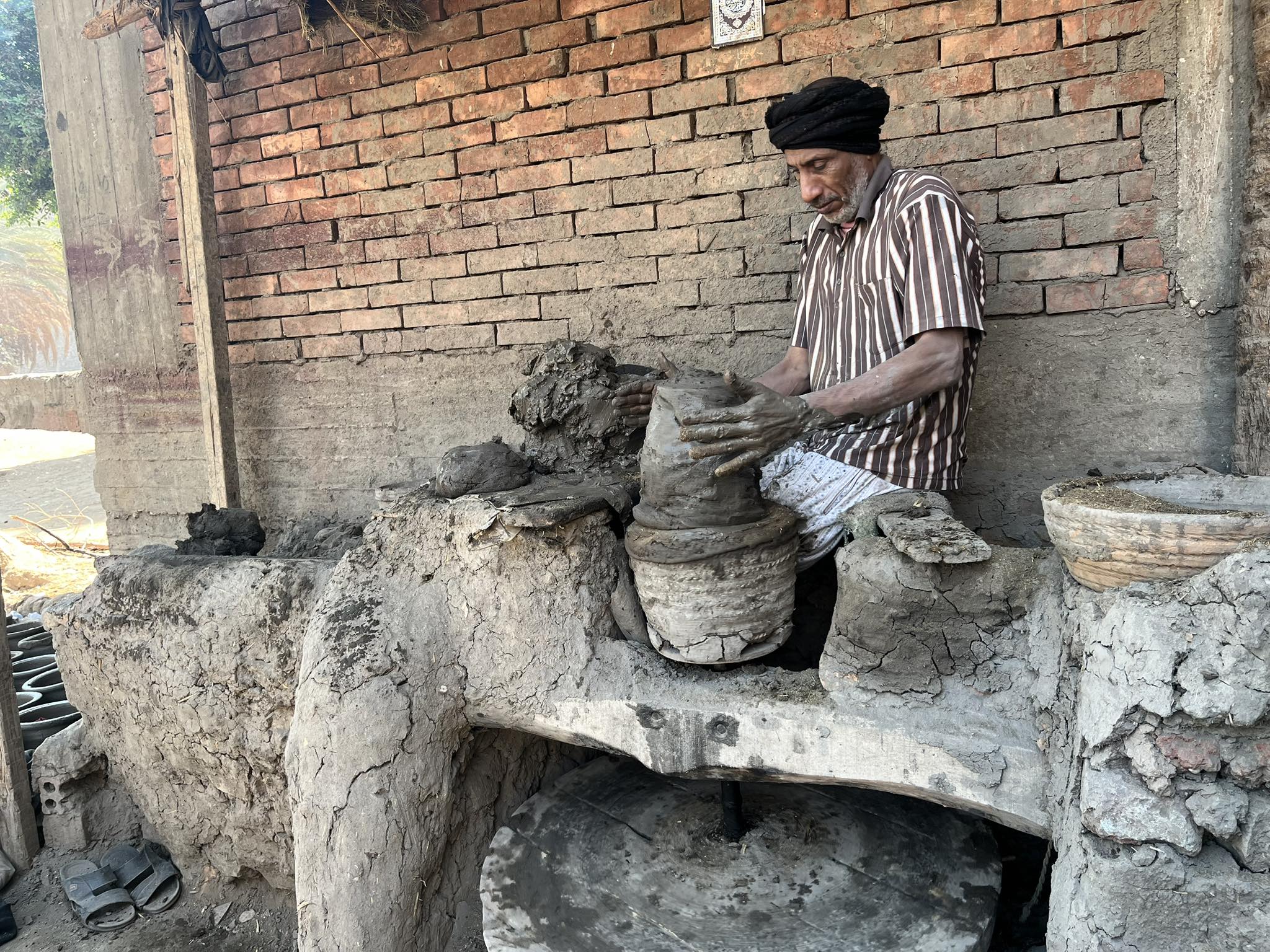 حربى مدرس كفيف يبدع في صناعة الفخار بقنا (2)