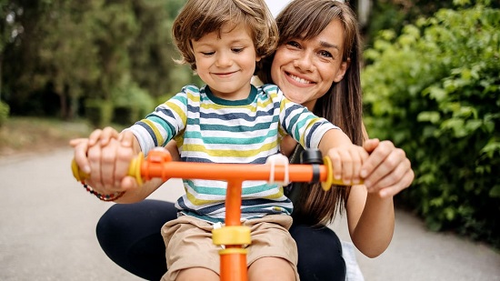 طفل مع أمه طفل مع أمه