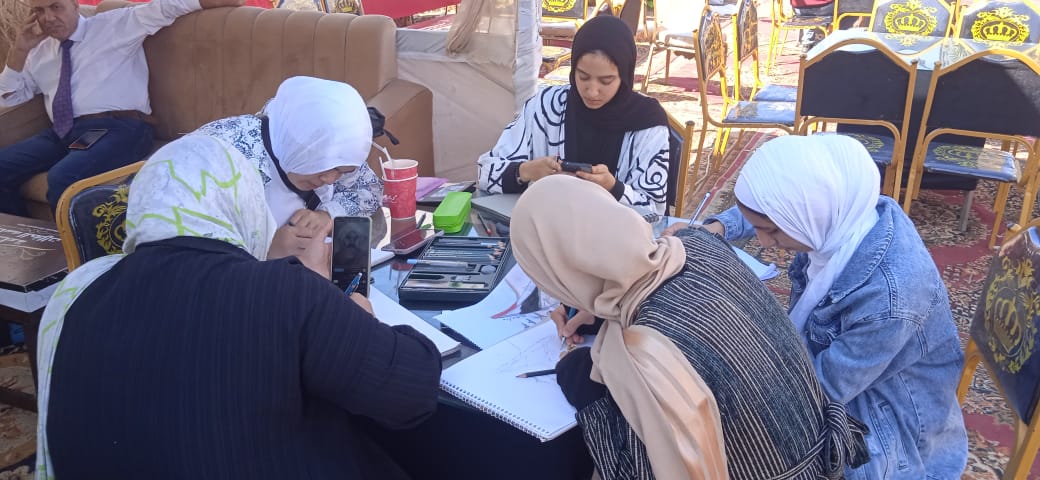 فرحة غاتم أثناء رسمها للوحات فرحة غاتم أثناء رسمها للوحات