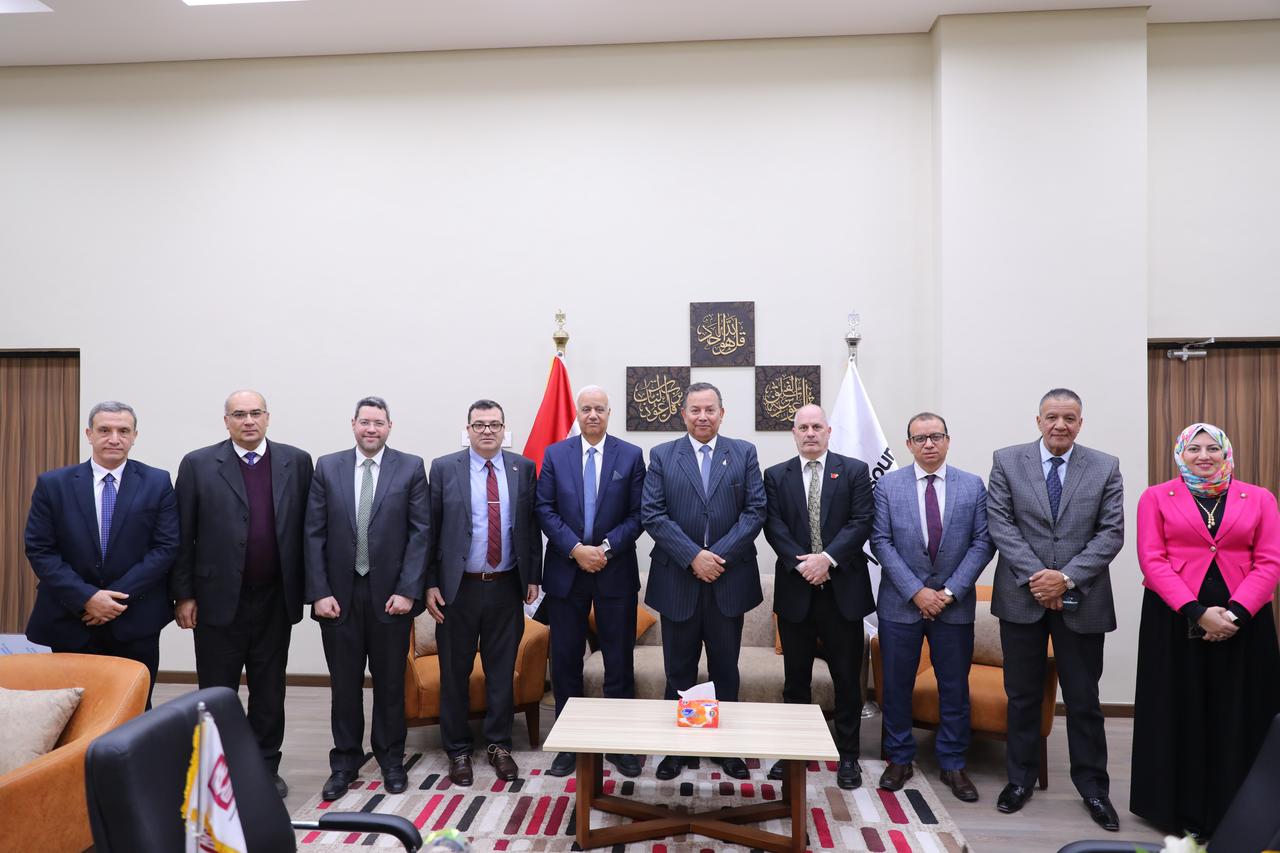 رئيس الجامعة والعمداء رفقة الوفد الأمريكي