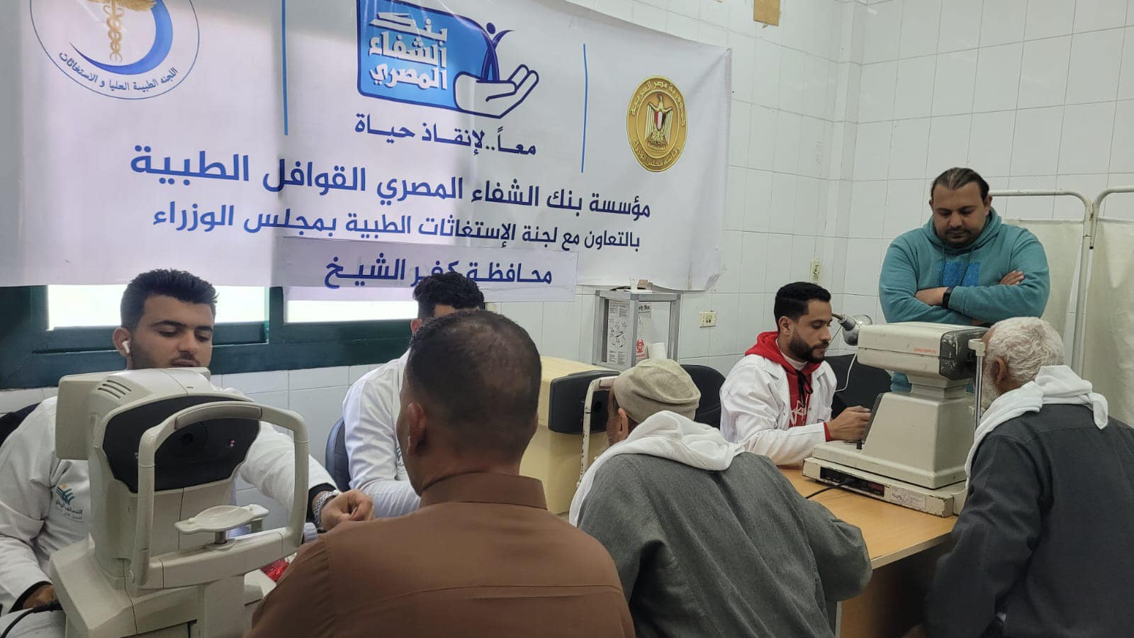 اجراء الكشف الطبي على المرضى من أهالي الحامول اجراء الكشف الطبي على المرضى من أهالي الحامول