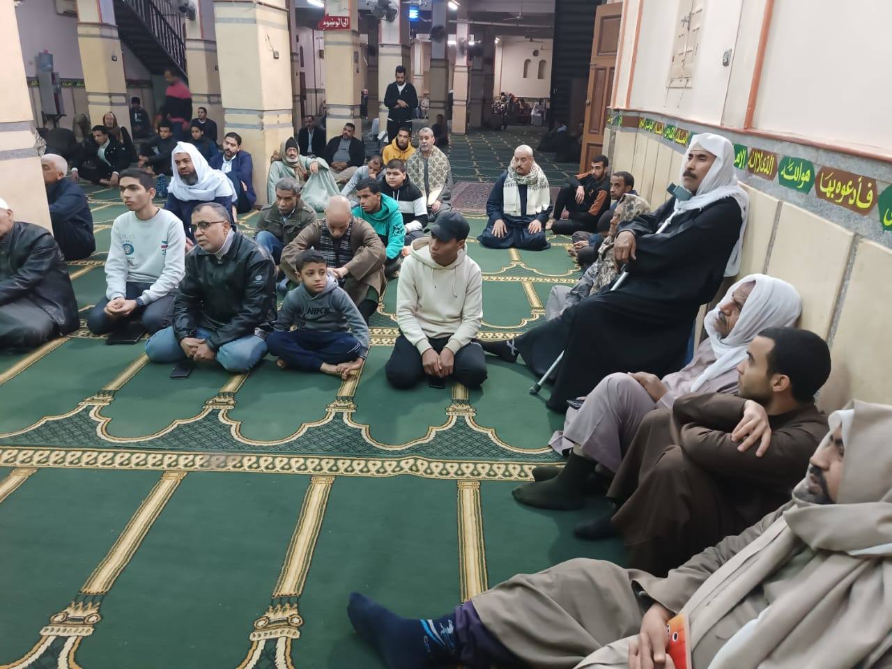 كبار السن والشباب والأطفال بالندوات كبار السن والشباب والأطفال بالندوات